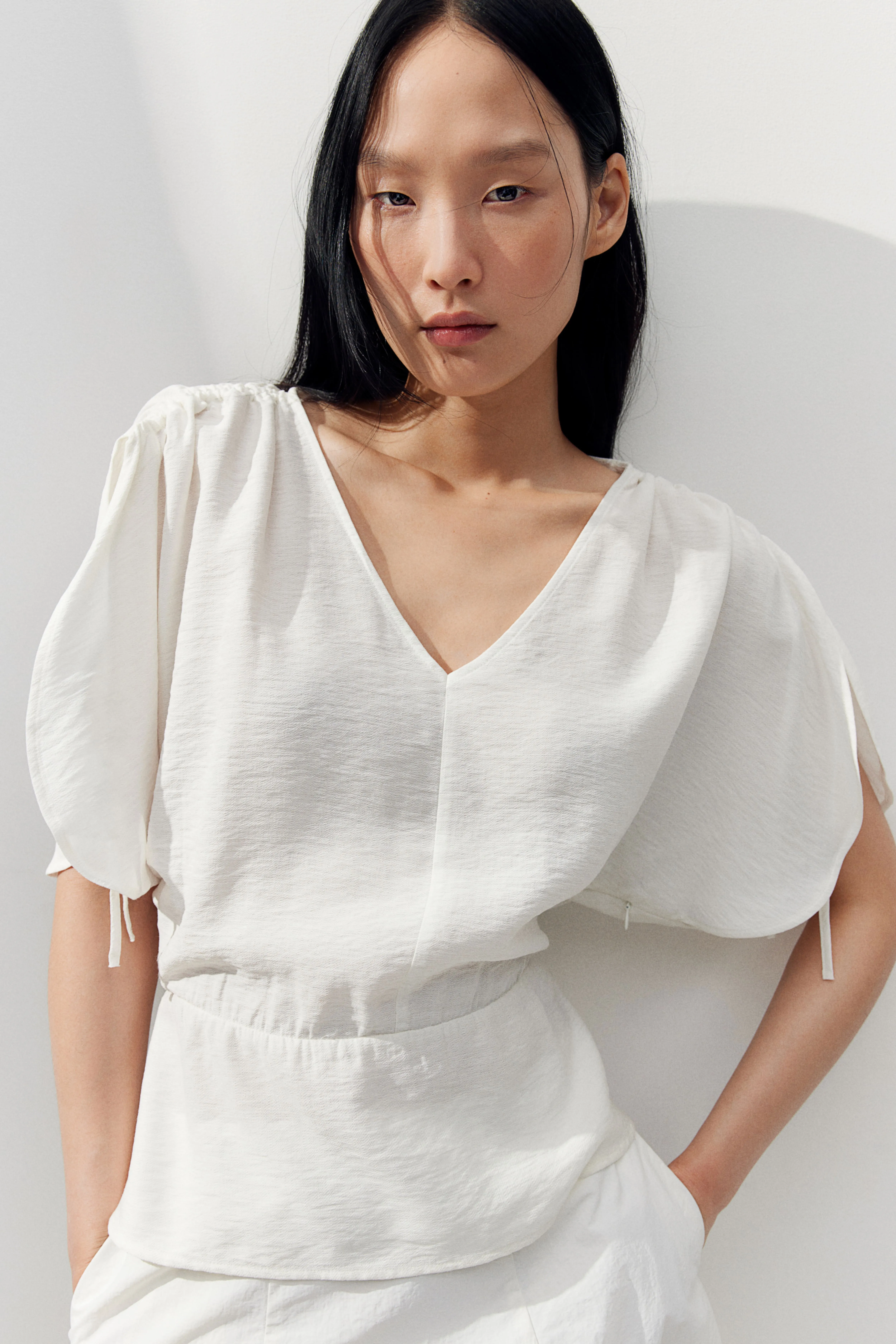 Drawstring-detail blouse - V-neck - Short sleeve - White - Ladies | H&M GB