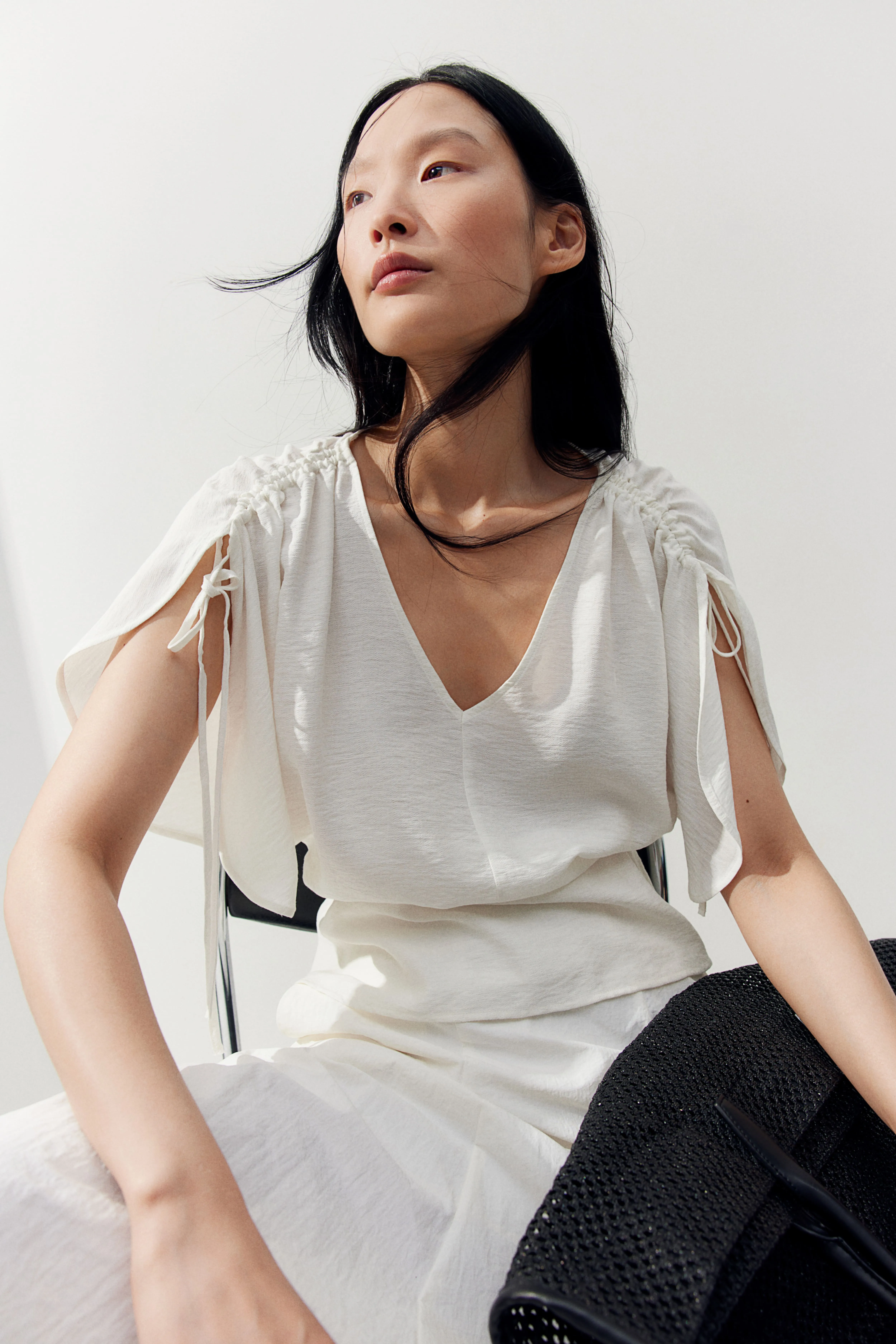 Drawstring-detail blouse - V-neck - Short sleeve - White - Ladies | H&M GB