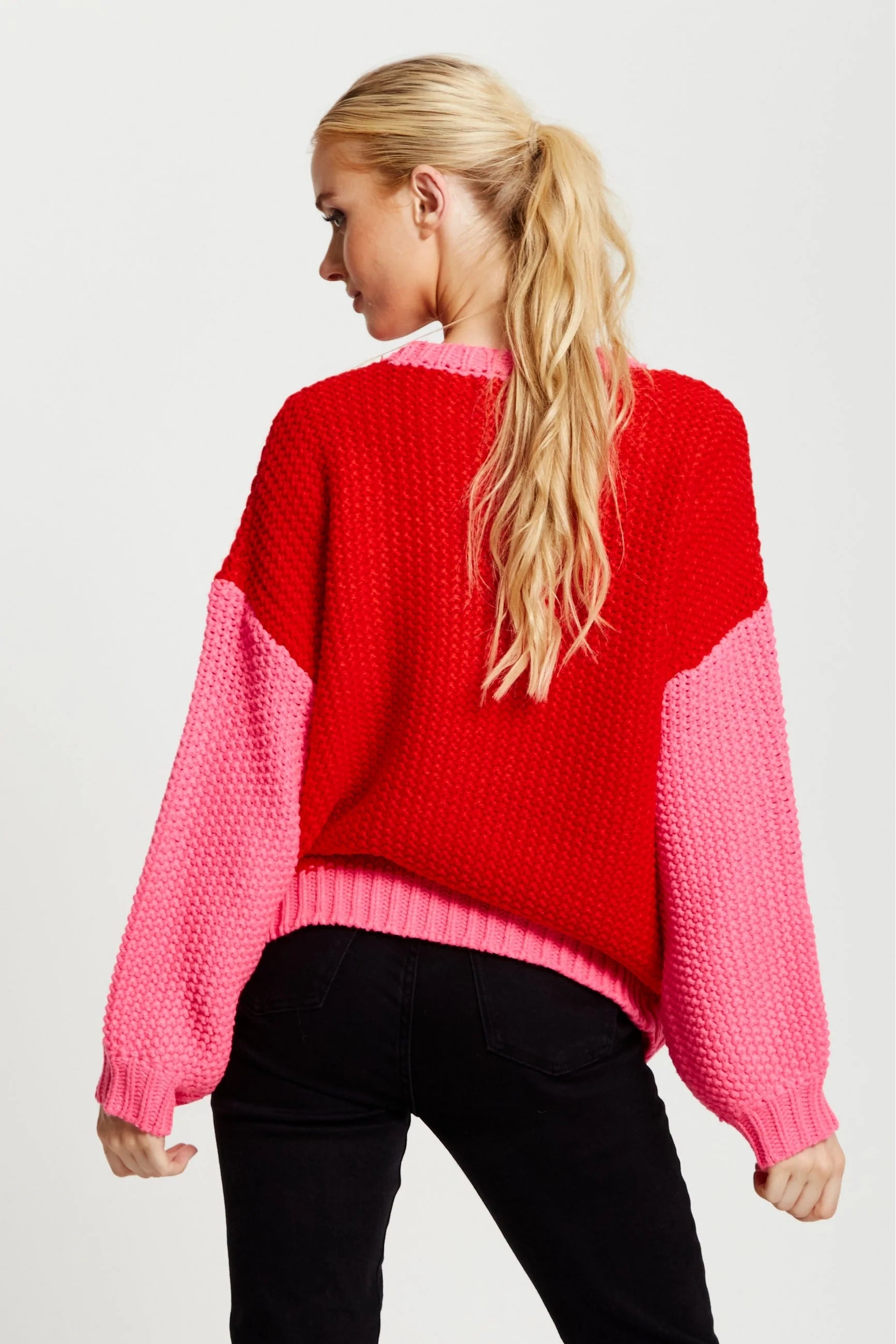 Liquorish Contrast Sleeve Jumper In Pink And Red